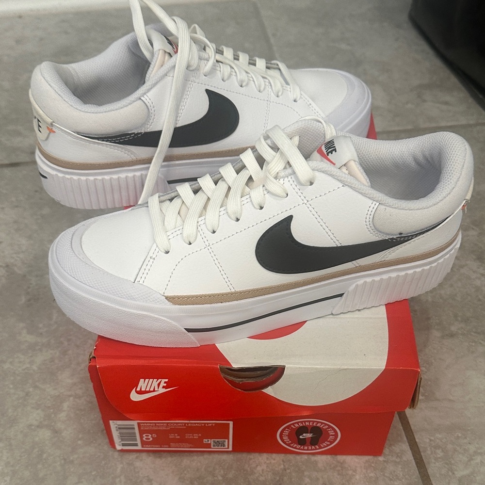 Nike White and Black Low-Top Sneakers